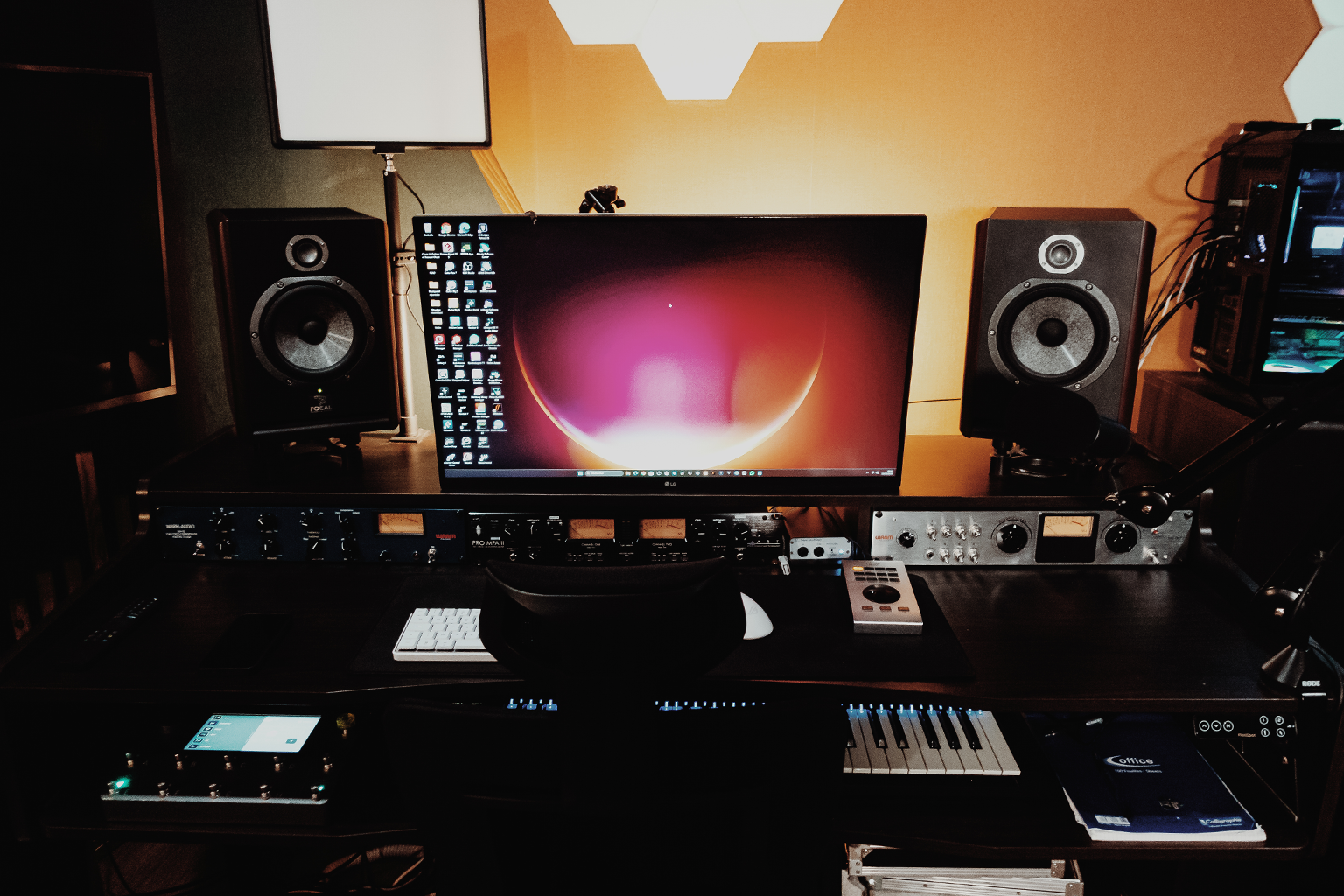 Vue large d’une salle de prise de son traitée acoustiquement